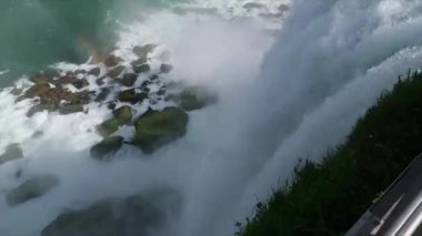 American Falls şelale su doğru Kanada genelinde kapalı kayalar aşağıda ve görünümü ile biten moss için Niagara New York'ta uçurumun kenarında seyir görünümü ile başlayan görünümünü kaydırma kapatın.