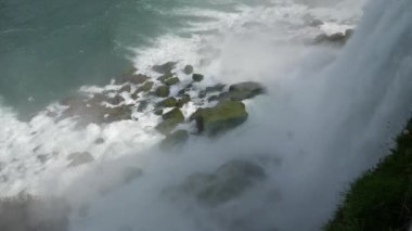 American Falls şelale Niagara New York'ta görünümünü kaydırma güzel uçurumun kenarında seyir ve su acele gürleyen ses ile Kanada doğru falls genelinde görünümü ile biten ile başlayan.