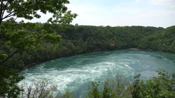 Niagara, Ny - 28th Mayıs 2017: Bir turist dolu gondol yapar genelinde beyaz su rapids ziyaret edenler dünya ünlü şelale nefes kesen görünümünü akıntı yönünde verdiği Niagara nehrinde yol. — Stok video