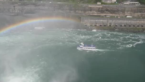 Niagara, NY - 28 de maio de 2017: A mundialmente famosa empregada doméstica do barco turístico Mist VI se mantém firme no rio Niagara com a sobrecarga do arco-íris para dar aos visitantes uma visão molhada e de perto das Horseshoe Falls . — Vídeo de Stock