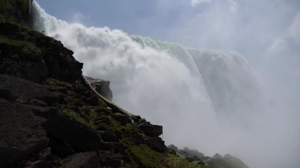 Mooi uitzicht op de waterval van de American Falls in Niagara New York pannen met mist kantelen van het levendige en dramatische uitziende mos bedekt rotsachtige klip kant. — Stockvideo