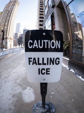 Chicago şehir merkezine yakınlardaki highrise gökdelen binalarda erime ve düşen buz tehlikeden yaya kaldırımları uyarı üzerine düşen buz dikkat işareti görünümünü kapat.