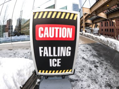 Chicago şehir merkezine yakınlardaki highrise gökdelen binalarda erime ve düşen buz tehlikeden yaya kaldırımları uyarı üzerine düşen buz dikkat işareti görünümünü kapat.