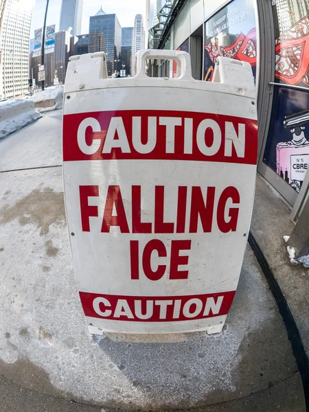 Vista Cerca Una Señal Precaución Hielo Que Cae Las Aceras — Foto de Stock