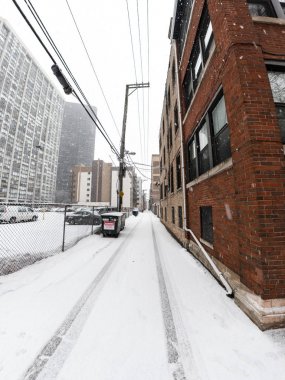 Chicago, IL - 17 Şubat 2018: Güzel kış manzaraları Edgewater mahallede içine Cumartesi öğleden sonra dönüm alleyways, yollar ve evler ağır kar taneleri düşmek.