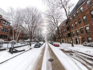 Chicago, IL - 17 Şubat 2018: Ağır kar taneleri sonbahar günü Cumartesi öğleden sonra ağaçlar, yollar ve kabarık beyaz kar güzel kış manzara oluşturma Edgewater mahallede evleri kapsayan.