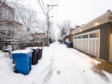 Chicago, IL - 17 Şubat 2018: Güzel kış manzaraları Edgewater mahallede içine Cumartesi öğleden sonra dönüm alleyways, yollar ve evler ağır kar taneleri düşmek.