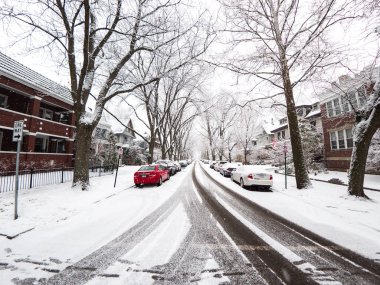 Chicago, IL - 17 Şubat 2018: Ağır kar taneleri sonbahar günü Cumartesi öğleden sonra ağaçlar, yollar ve kabarık beyaz kar güzel kış manzara oluşturma Edgewater mahallede evleri kapsayan.