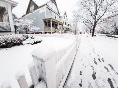 Chicago, IL - 17 Şubat 2018: Ağır kar taneleri sonbahar günü Cumartesi öğleden sonra ağaçlar, yollar ve kabarık beyaz kar güzel kış manzara oluşturma Edgewater mahallede evleri kapsayan.