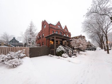Chicago, IL - 17 Şubat 2018: Ağır kar taneleri sonbahar günü Cumartesi öğleden sonra ağaçlar, yollar ve kabarık beyaz kar güzel kış manzara oluşturma Edgewater mahallede evleri kapsayan.