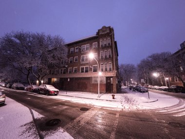 Chicago, IL - 17 Şubat 2018: Ağır kar taneleri sonbahar günü Cumartesi öğleden sonra ağaçlar, yollar ve kabarık beyaz kar güzel kış manzara oluşturma Edgewater mahallede evleri kapsayan.