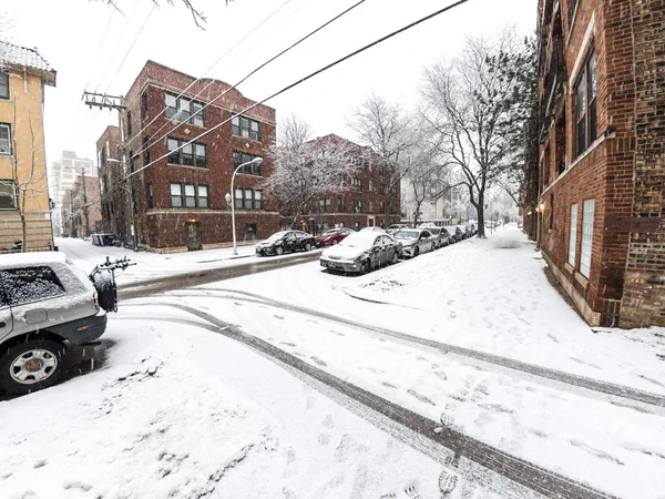 Chicago, IL - 17 Şubat 2018: Ağır kar taneleri sonbahar günü Cumartesi öğleden sonra ağaçlar, yollar ve kabarık beyaz kar güzel kış manzara oluşturma Edgewater mahallede evleri kapsayan.