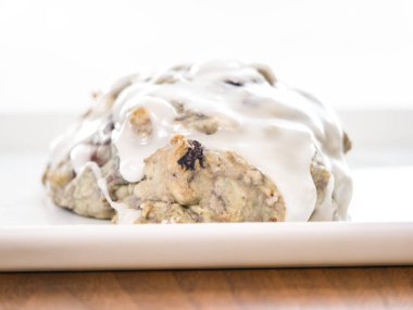 Ev yapımı yaban mersinli çörek hamur eritilmiş beyaz limon ve toz şeker sır tepsi ahşap tahıl masanın üzerine hizmet veren bir beyaz üzerine oturan fırın dışında taze yakın çekim.