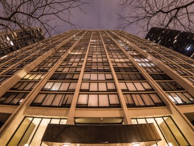 Chicago, IL - 17 Şubat 2018: Ağır kar taneleri ağaçlar, yollar boya ve beyaz karda highrise condominiums Sheridan yolu üzerinde aşağıda Edgewater mahallede gece zemin.