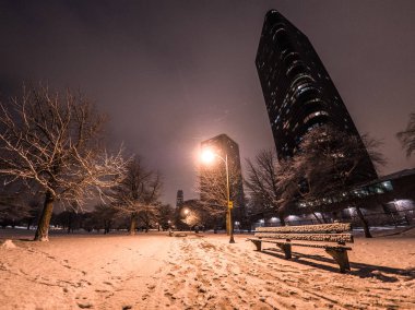 Chicago, IL - 17 Şubat 2018: Ağır kar taneleri ağaçlar, yollar boya ve beyaz karda highrise condominiums Sheridan yolu üzerinde aşağıda Edgewater mahallede gece zemin.