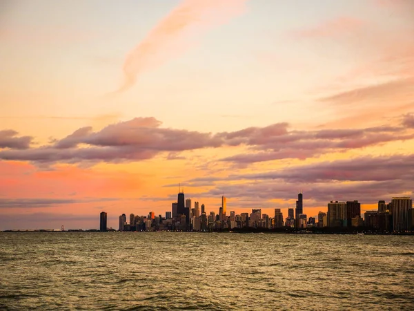 Захватывающий Вид Закат Окон Всемирно Известных Зданий Архитектуры Чикаго Пушистыми — стоковое фото