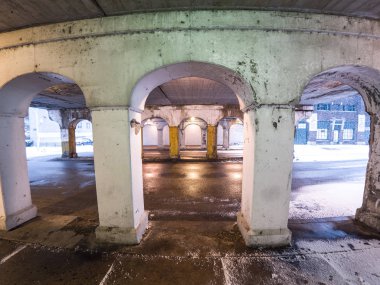 Görünüm bir sütunun kemerli yapısal beton Cta aşağıda redline tren Chicago.