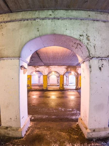 Vista Una Columna Hormigón Estructural Arqueada Debajo Del Tren Línea — Foto de Stock