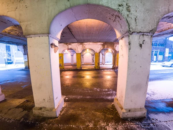 Vista Una Columna Hormigón Estructural Arqueada Debajo Del Tren Línea — Foto de Stock