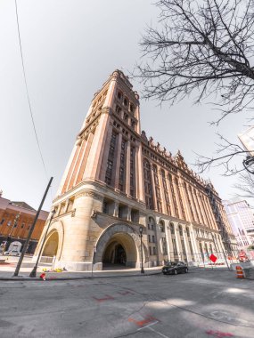 Milwaukee, Wi - 25 Şubat 2018: Tarihi Belediye Binası sessiz Pazar sabahı Milwaukee şehir merkezinde oturur.
