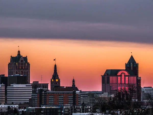Épületek Belvárosi Milwaukee Pohár Tükröző Színes Narancs Rózsaszín Kék Felhők — Stock Fotó