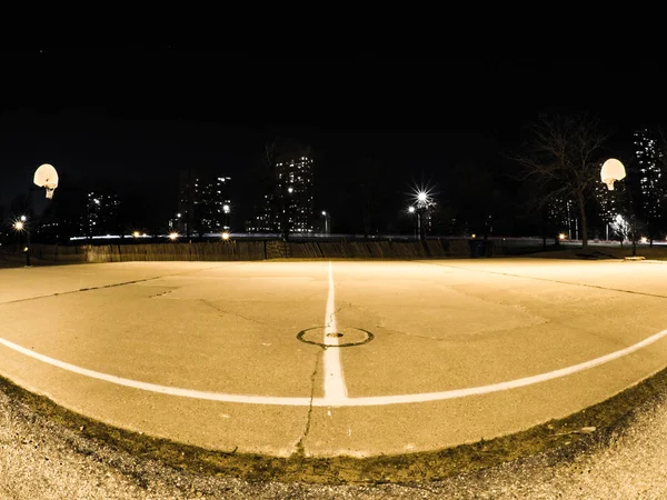 Ночная Фотография Открытой Выветриваемой Баскетбольной Площадки Баскетбольных Обручей Белыми Носилками — стоковое фото