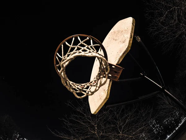 Close Foto Van Een Wit Metaal Buitenspeeltuin Rugplank Oranje Basketbalkorf — Stockfoto