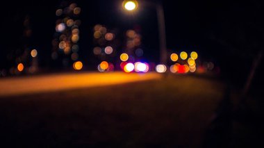 Geniş açı odak ışıkları ile bir kaza mahallinden dışında arka plan fotoğrafı yangın kamyon, ambulans ve polis arabaları ve üstünde lake shore Chicago sokmak ötesinde yüksek binaların.