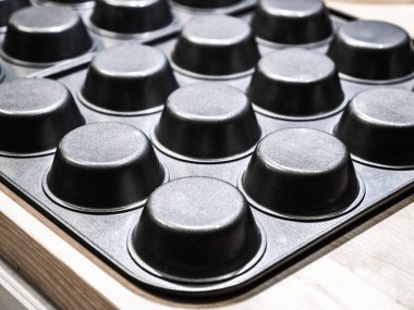 Closeup doymamış fotoğraf gri metal kek pişirme pan ile yuvarlak yuvarlak şekil bir arka plan resmi, duvar kağıdı veya zemin için büyük.