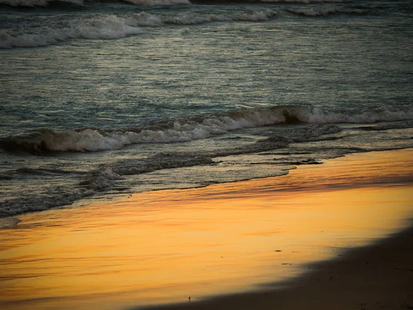 Wunderschöne Und Farbenfrohe Reflexion Nassen Sand Eines Wunderschönen Sonnenuntergangs Mit — Stockfoto