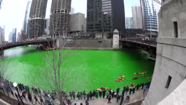 Chicago, IL - 17 Mart 2018: Kalabalıklar formu Chicago Nehri şehrin yıllık St Patrick's Day kutlamaları sırasında yeşile izlemek için Nehri boyunca Cumartesi günü. — Stok video