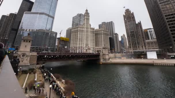 Chicago, il - 17. März 2018: Menschenmassen bilden sich am Samstag entlang des Flusses Chicago, um zu beobachten, wie sich der Fluss während des jährlichen St. Patrick 's Day der Stadt grün färbt.. — Stockvideo
