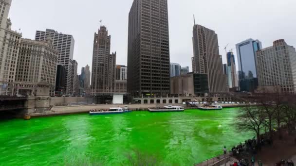 Chicago Março 2018 Barcos Manobram Através Água Verde Brilhante Rio — Vídeo de Stock