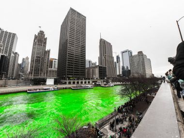 Chicago, IL - 17 Mart 2018: Kalabalıklar formu Chicago Nehri şehrin yıllık St Patrick's Day kutlamaları sırasında yeşile izlemek için Nehri boyunca Cumartesi günü.