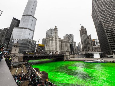 Chicago, IL - 17 Mart 2018: Kalabalıklar formu Chicago Nehri şehrin yıllık St Patrick's Day kutlamaları sırasında yeşile izlemek için Nehri boyunca Cumartesi günü.