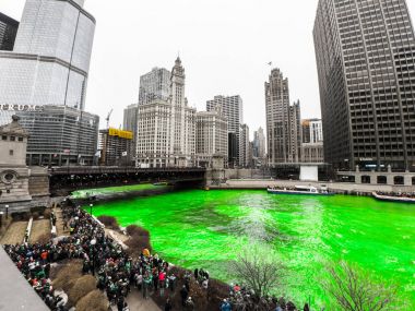 Chicago, IL - 17 Mart 2018: Kalabalıklar formu Chicago Nehri şehrin yıllık St Patrick's Day kutlamaları sırasında yeşile izlemek için Nehri boyunca Cumartesi günü.