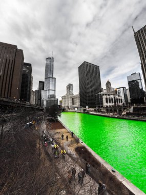 Chicago, IL - 17 Mart 2018: Kalabalıklar formu Chicago Nehri şehrin yıllık St Patrick's Day kutlamaları sırasında yeşile izlemek için Nehri boyunca Cumartesi günü.