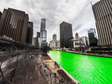 Chicago, IL - 17 Mart 2018: Kalabalıklar formu Chicago Nehri şehrin yıllık St Patrick's Day kutlamaları sırasında yeşile izlemek için Nehri boyunca Cumartesi günü.