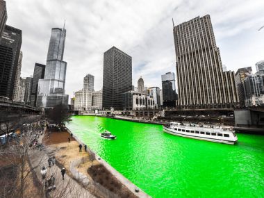 Chicago, IL - 17 Mart 2018: Kalabalıklar formu Chicago Nehri şehrin yıllık St Patrick's Day kutlamaları sırasında yeşile izlemek için Nehri boyunca Cumartesi günü.