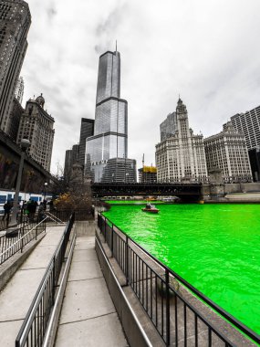 Chicago, IL - 17 Mart 2018: Kalabalık kentin yıllık St Patrick's Day kutlamaları sırasında parlak yeşil su Chicago Nehri'nin hayranım.