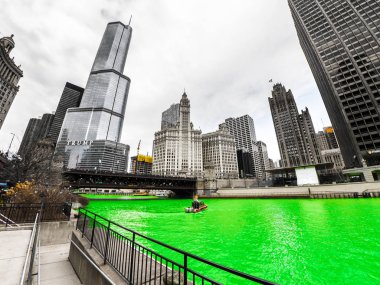 Chicago, IL - 17 Mart 2018: Kalabalık kentin yıllık St Patrick's Day kutlamaları sırasında parlak yeşil su Chicago Nehri'nin hayranım.