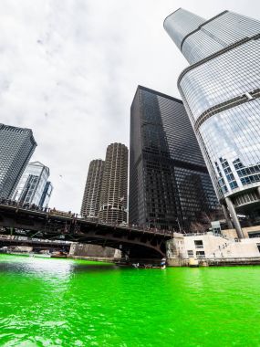 Chicago, IL - 17 Mart 2018: Kalabalıklar formu Chicago Nehri şehrin yıllık St Patrick's Day kutlamaları sırasında yeşile izlemek için Nehri boyunca Cumartesi günü.