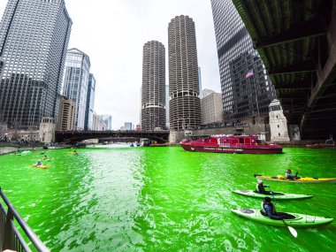 Chicago, IL - 17 Mart 2018: Kalabalık kentin kırmızı yangın departmanı tekne çekilmek şehrin yıllık St Patrick's Day nehir kutlama ölüyor ve sonuç nehrin dikkat et.