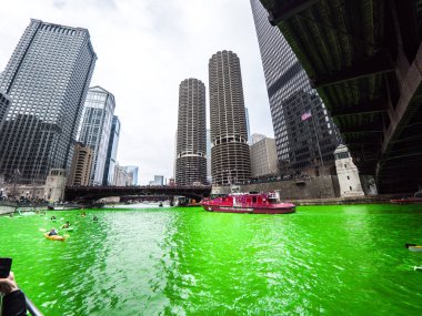 Chicago, IL - 17 Mart 2018: Kalabalık kentin kırmızı yangın departmanı tekne çekilmek şehrin yıllık St Patrick's Day nehir kutlama ölüyor ve sonuç nehrin dikkat et.