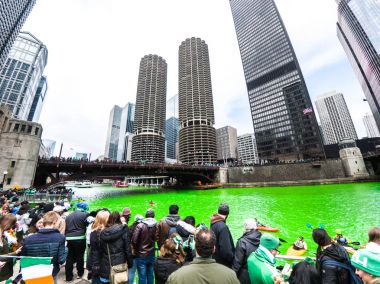 Chicago, IL - 17 Mart 2018: Kalabalıklar formu Chicago Nehri şehrin yıllık St Patrick's Day kutlamaları sırasında yeşile izlemek için Nehri boyunca Cumartesi günü.