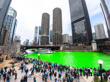 Chicago, IL - 17 Mart 2018: Kalabalıklar formu Chicago Nehri şehrin yıllık St Patrick's Day kutlamaları sırasında yeşile izlemek için Nehri boyunca Cumartesi günü.