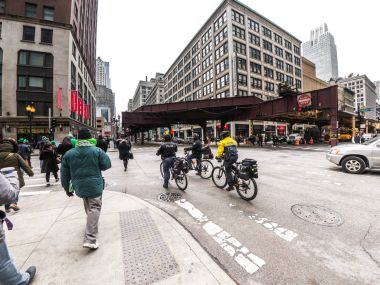 Chicago, IL - 17 Mart 2018: kentin yıllık St Patrick's Day kutlamaları için toplanan kalabalık sokaklarında devriye geziyorlar Bisiklet bağlı polis Wabash Avenue ride gibi.