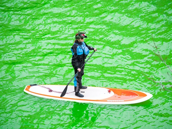 シカゴ イリノイ 2018 女性に立ち上がるパドルボードのワニ帽子とウェット スーツを身に着けている市の毎年恒例の聖パトリックの日祭典の間に緑 新しく染めたシカゴ川を下って — ストック写真