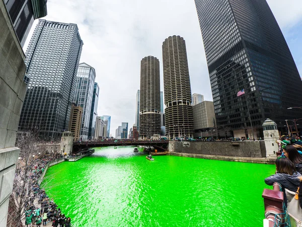 Chicago, IL - 17 Mart 2018: Kalabalıklar formu Chicago Nehri şehrin yıllık St Patrick's Day kutlamaları sırasında yeşile izlemek için Nehri boyunca Cumartesi günü.