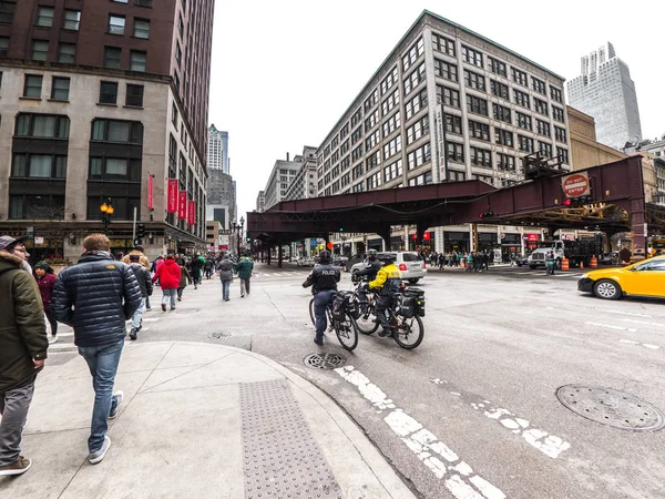 Chicago, IL - 17 Mart 2018: kentin yıllık St Patrick's Day kutlamaları için toplanan kalabalık sokaklarında devriye geziyorlar Bisiklet bağlı polis Wabash Avenue ride gibi.